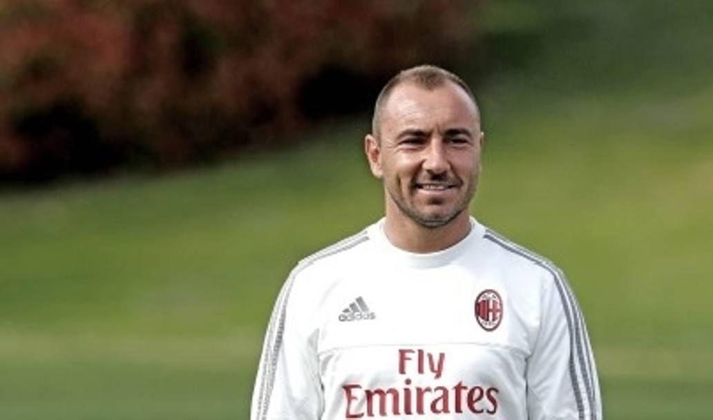 Il sorriso di Cristian Brocchi, 40 anni, prima di dirigere il suo primo allenamento da allenatore del Milan. acmilan.com